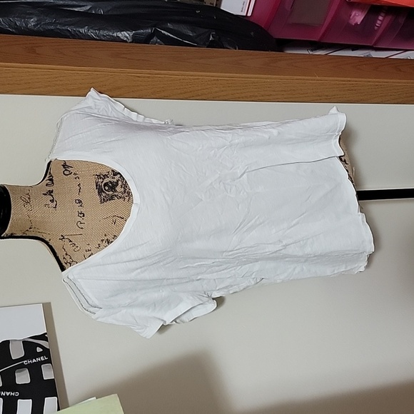 White xxl gap scoop neck tshirt with studded shoulders. - Picture 1 of 3
